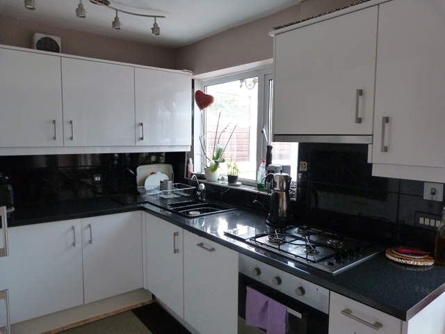  Image of 3 Bedroom Semi-Detached to rent at Cheam Common Road  Worcester Park, KT4 8RW