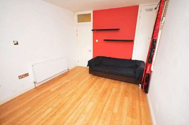  Image of 2 Bedroom Flat to rent at Corporation Road Grangetown Cardiff, CF11 7AX