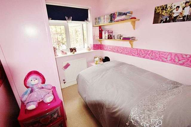  Image of 3 Bedroom Terraced for sale at Flora Gardens  Romford, RM6 4BG