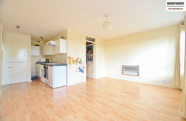  Image of 2 Bedroom Flat to rent at Weatherley Close  London, E3 4BG