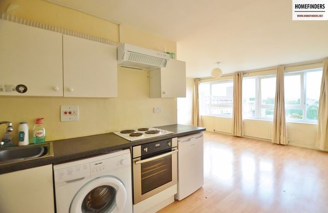  Image of 2 Bedroom Flat to rent at Weatherley Close  London, E3 4BG