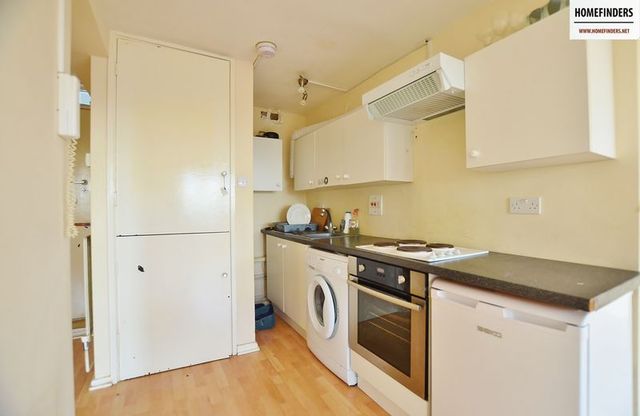  Image of 2 Bedroom Flat to rent at Weatherley Close  London, E3 4BG