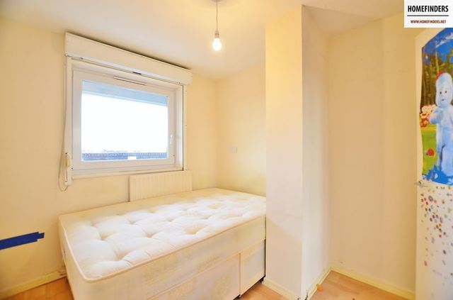  Image of 2 Bedroom Flat to rent at Weatherley Close  London, E3 4BG