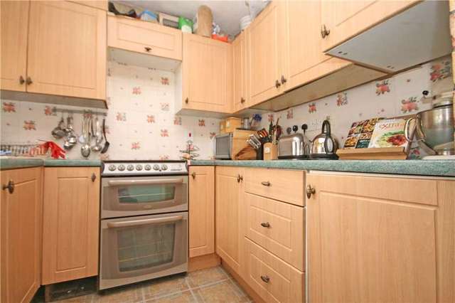  Image of 3 Bedroom Detached for sale at Addlestone Surrey Addlestone, KT15 2HZ