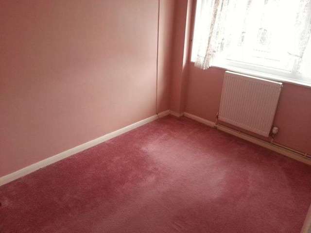  Image of 3 Bedroom Terraced to rent at Broadway Jaywick Clacton-On-Sea, CO15 2ET