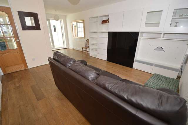  Image of 3 Bedroom Terraced to rent at Elm Way  London, N11 3NP