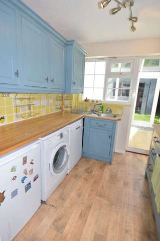  Image of 3 Bedroom Terraced to rent at Elm Way  London, N11 3NP