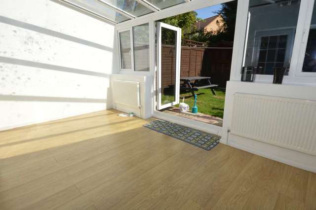  Image of 3 Bedroom Terraced to rent at Elm Way  London, N11 3NP