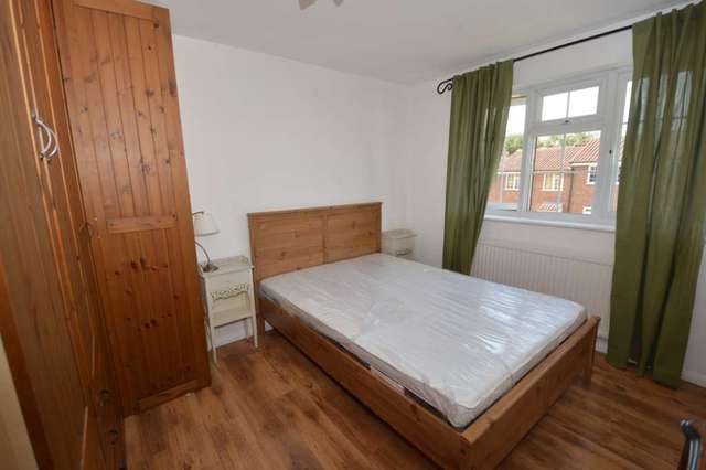  Image of 3 Bedroom Terraced to rent at Elm Way  London, N11 3NP
