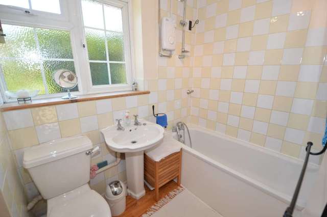  Image of 3 Bedroom Terraced to rent at Elm Way  London, N11 3NP