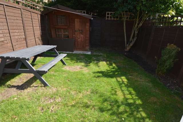  Image of 3 Bedroom Terraced to rent at Elm Way  London, N11 3NP