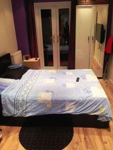  Image of Flat to rent at Fountain Green Square  London, SE16 4TX