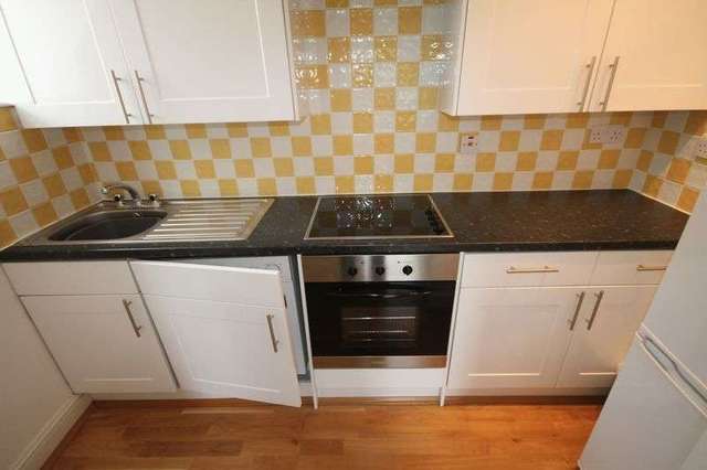  Image of 3 Bedroom Flat to rent at High Road  Buckhurst Hill, IG9 5HP