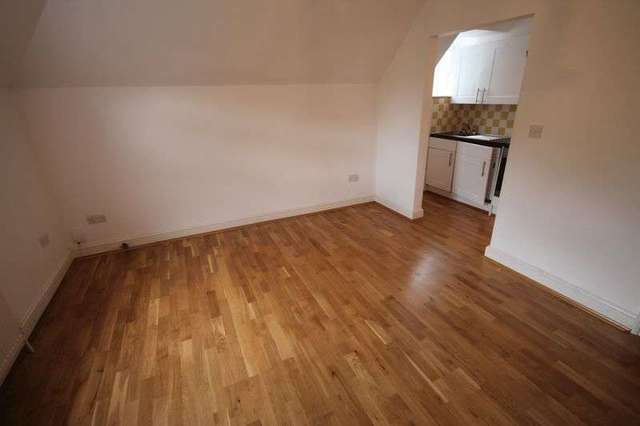  Image of 3 Bedroom Flat to rent at High Road  Buckhurst Hill, IG9 5HP