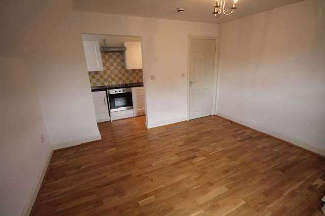  Image of 3 Bedroom Flat to rent at High Road  Buckhurst Hill, IG9 5HP