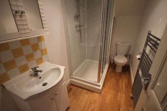  Image of 3 Bedroom Flat to rent at High Road  Buckhurst Hill, IG9 5HP