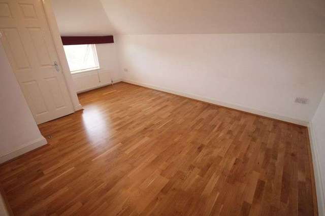  Image of 3 Bedroom Flat to rent at High Road  Buckhurst Hill, IG9 5HP