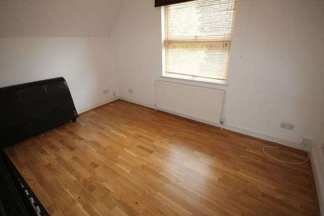  Image of 3 Bedroom Flat to rent at High Road  Buckhurst Hill, IG9 5HP