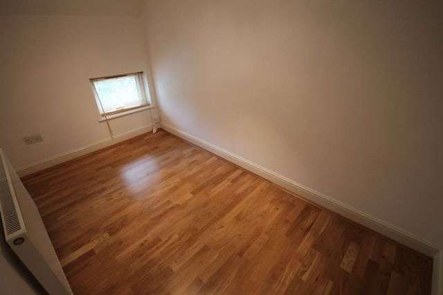  Image of 3 Bedroom Flat to rent at High Road  Buckhurst Hill, IG9 5HP