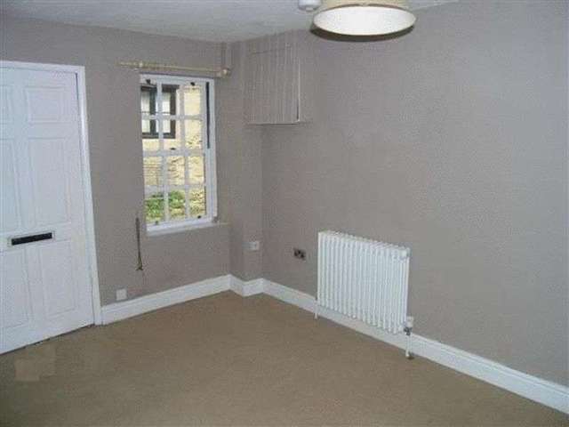  Image of 1 Bedroom Terraced to rent at High Street  Calne, SN11 0BS