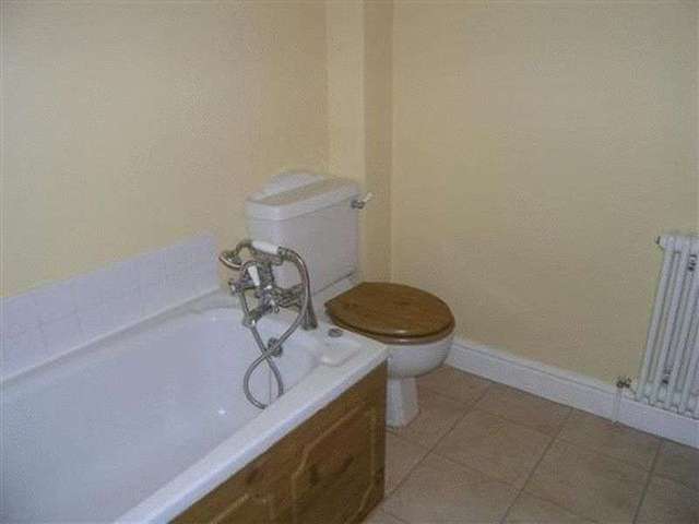 Image of 1 Bedroom Terraced to rent at High Street  Calne, SN11 0BS