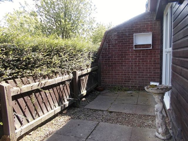  Image of 1 Bedroom Flat to rent at High Trees Close  Redditch, B98 7XL