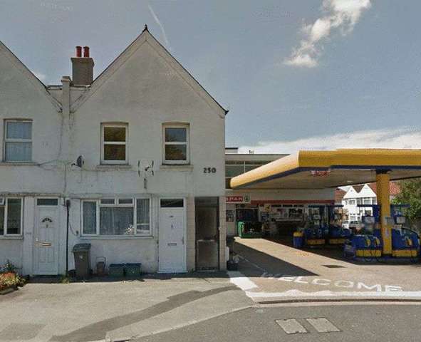  Image of 2 Bedroom Flat for sale at Hook Road  Chessington, KT9 1PF