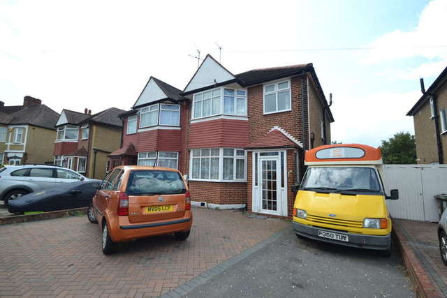  Image of 3 Bedroom Semi-Detached to rent at Morden Surrey, SM4 4DG