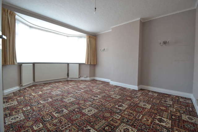  Image of 3 Bedroom Semi-Detached to rent at Morden Surrey, SM4 4DG