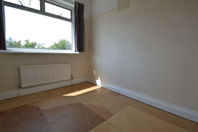  Image of 3 Bedroom Semi-Detached to rent at Morden Surrey, SM4 4DG