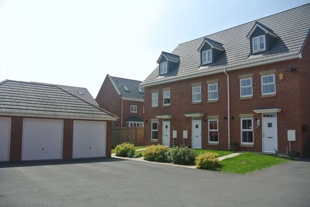  Image of 3 Bedroom Detached for sale at Rivendale Array Middleton, LS10 4FW