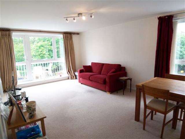  Image of 2 Bedroom Apartment to rent at Buckhurst Hill, IG9 5NQ