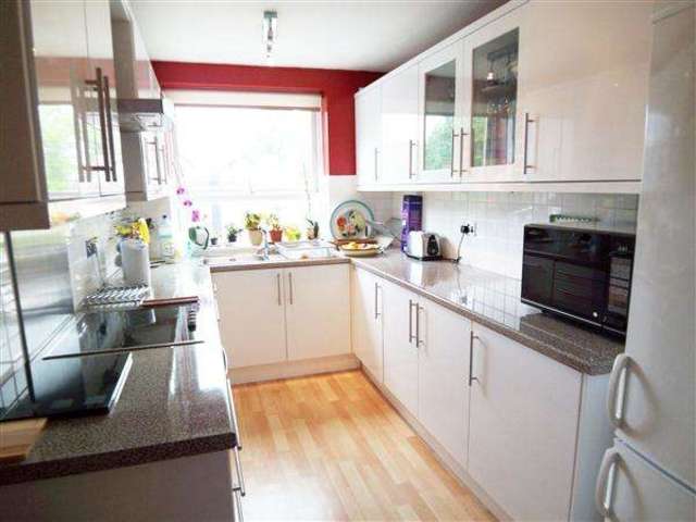  Image of 2 Bedroom Apartment to rent at Buckhurst Hill, IG9 5NQ