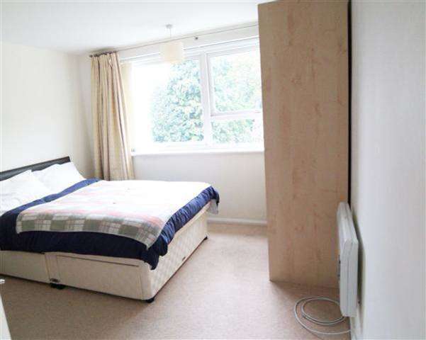  Image of 2 Bedroom Apartment to rent at Buckhurst Hill, IG9 5NQ
