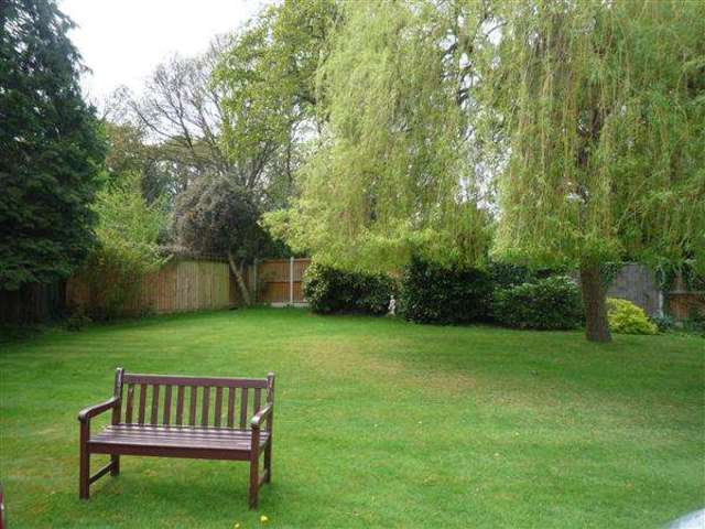  Image of 2 Bedroom Apartment to rent at Buckhurst Hill, IG9 5NQ