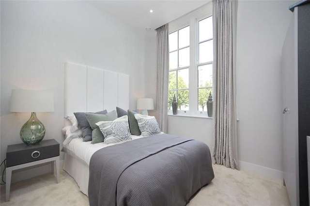 Image of 3 Bedroom Apartment for sale at Battersea Bridge Road Battersea Battersea, SW11 3AF