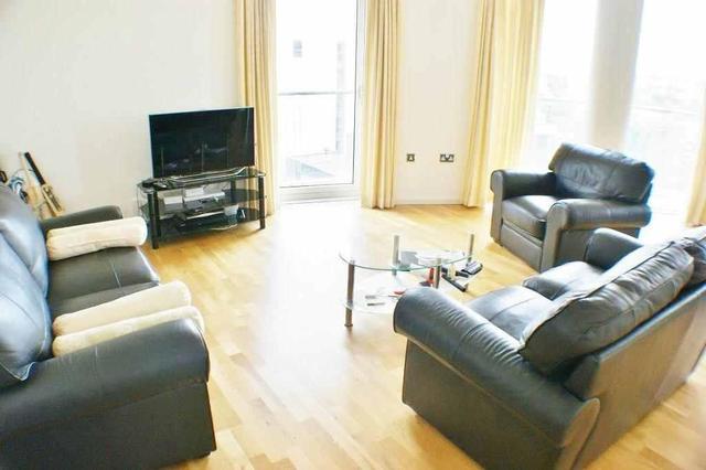  Image of 2 Bedroom Flat to rent at Canary Wharf  London, E14 9DF