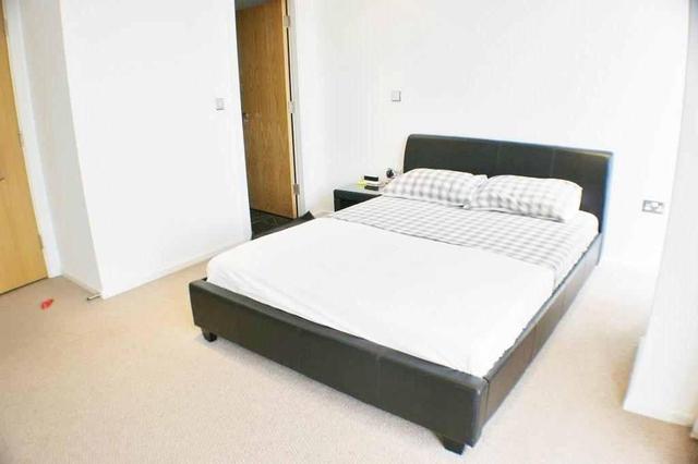  Image of 2 Bedroom Flat to rent at Canary Wharf  London, E14 9DF