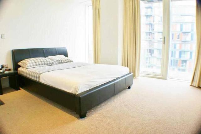  Image of 2 Bedroom Flat to rent at Canary Wharf  London, E14 9DF