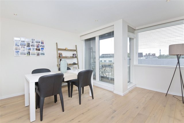  Image of 2 Bedroom Flat to rent at Finsbury London King