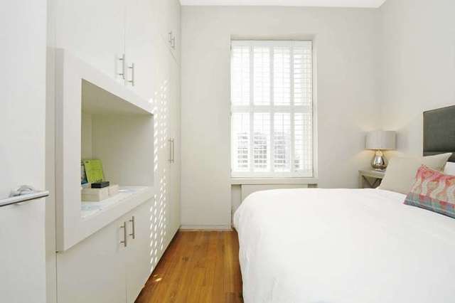  Image of 1 Bedroom Flat to rent at Blenheim Crescent  London, W11 2EF