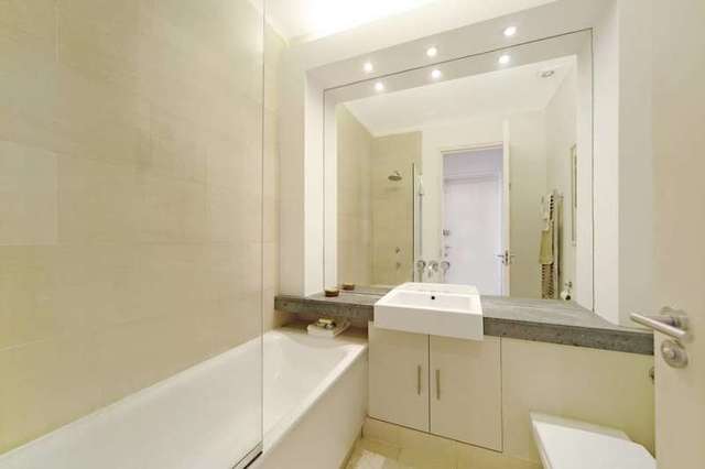  Image of 1 Bedroom Flat to rent at Blenheim Crescent  London, W11 2EF