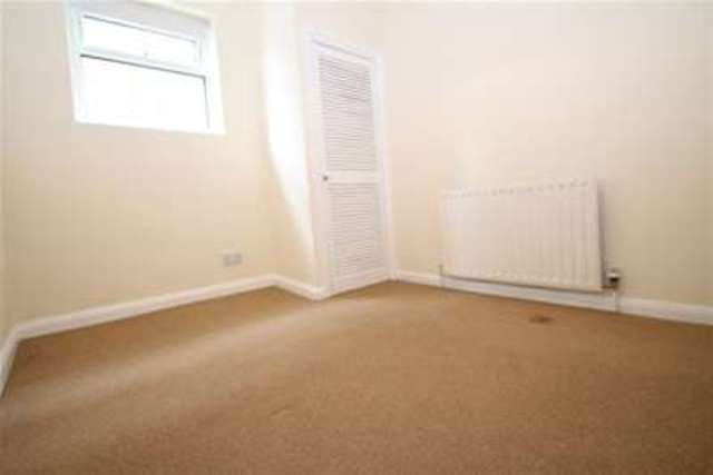  Image of 2 Bedroom Flat to rent at London, SE12 0HT