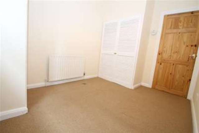  Image of 2 Bedroom Flat to rent at London, SE12 0HT