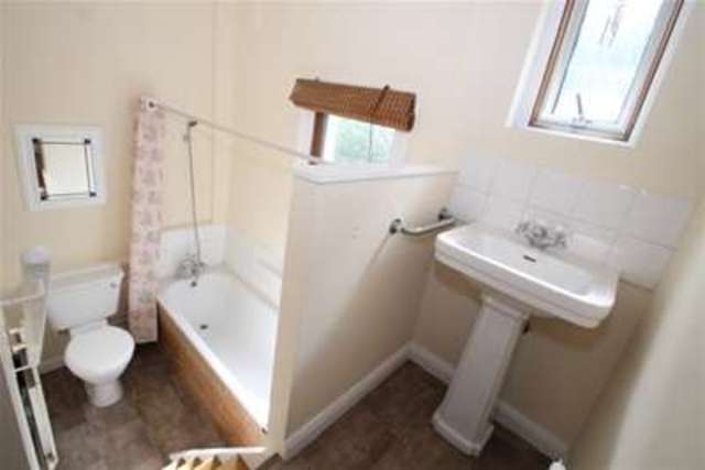  Image of 2 Bedroom Flat to rent at London, SE12 0HT