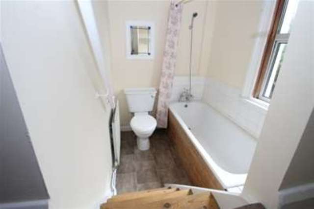  Image of 2 Bedroom Flat to rent at London, SE12 0HT