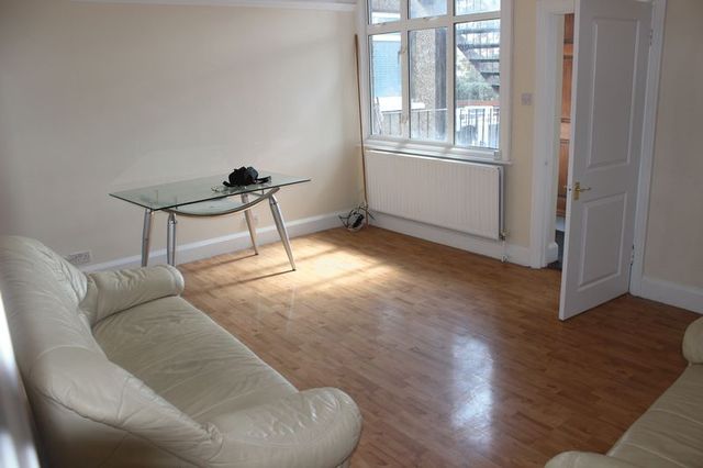  Image of 2 Bedroom Flat to rent at Drayton Waye  Harrow, HA3 0BT