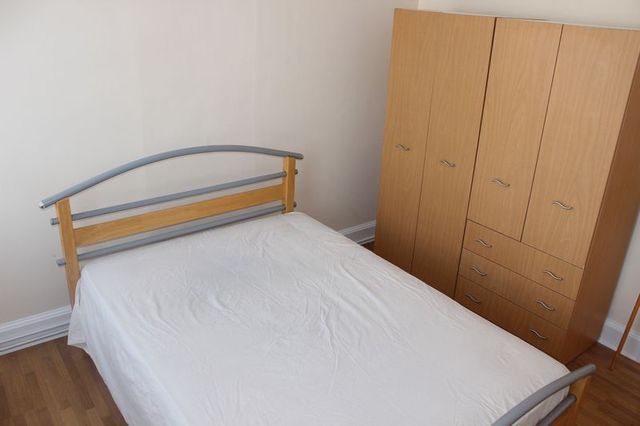  Image of 2 Bedroom Flat to rent at Drayton Waye  Harrow, HA3 0BT