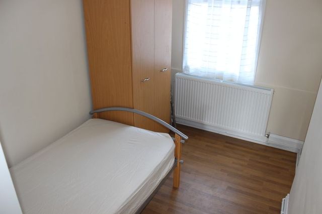  Image of 2 Bedroom Flat to rent at Drayton Waye  Harrow, HA3 0BT