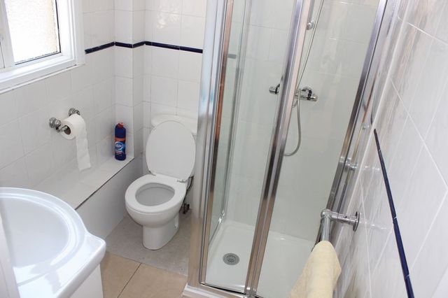  Image of 2 Bedroom Flat to rent at Drayton Waye  Harrow, HA3 0BT